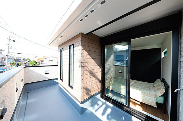 【当社施工実例(バルコニー)】主寝室に面した幅の広いバルコニーは光と風がたっぷり入ります。部屋全体を明るくして、さわやかな風を運びます。