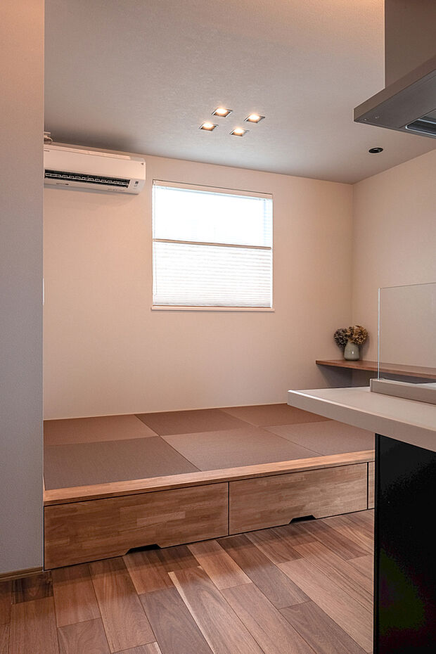 【小上がりのタタミコーナー】家族がほっと一息くつろげる3.5のタタミコーナー。 ベンチがわりに座ったり、カウンターを設けているので読書やパソコンをする場所にも。 多目的にちょこっとしまえる収納も便利です。