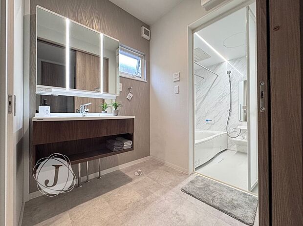 【洗面】洗面台下も掃除がしやすく、使い勝手のいい洗面となります。