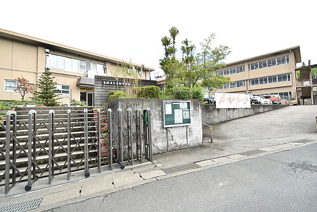 亀岡市立東輝中学校（約370m）
