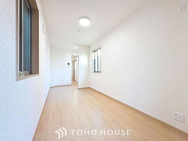 【居心地の良いリビング♪】
溢れる開放感を手中に収めることができるゆとりあるリビングダイニングです。心地よい光と風を運んでくれる、おだやかな空気に纏われた住まいです。