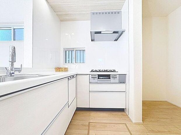 【使いやすさを重視したキッチンスペース♪】
作業スペースを多くとったキッチン。調理がしやすく余裕の広さです！調理器具等がすっきりと片付く収納力を備えています！