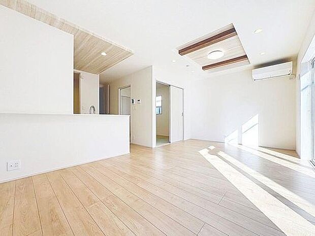 【のんびり過ごせるLDK】
柔らかな色合いが優しい雰囲気のお部屋は、格別の居心地の良さを感じて頂けます。採光窓から零れる陽光に癒されてください。