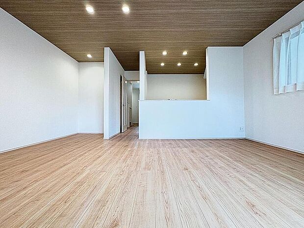 【ナチュラルテイスト×ダウンライト】
天井に埋込タイプのダウンライトは、室内を広く感じさせ、お部屋を柔らかく照らし、上品な雰囲気を造ります♪