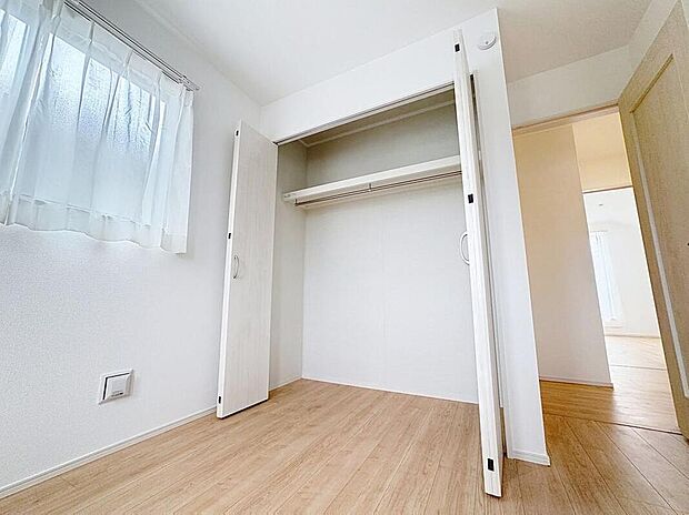 【収納完備】
居室には収納スペースを完備し、自由度の高い家具の配置が叶うシンプルな空間です。