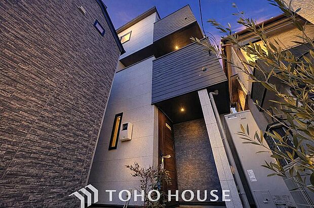 【エコキュート・オール電化の邸宅♪】
「生活を豊かに彩る設備。」存在感のあるスタイリッシュな外観の3階建てです。内装にもこだわりのつまった邸宅を、ぜひご覧ください。