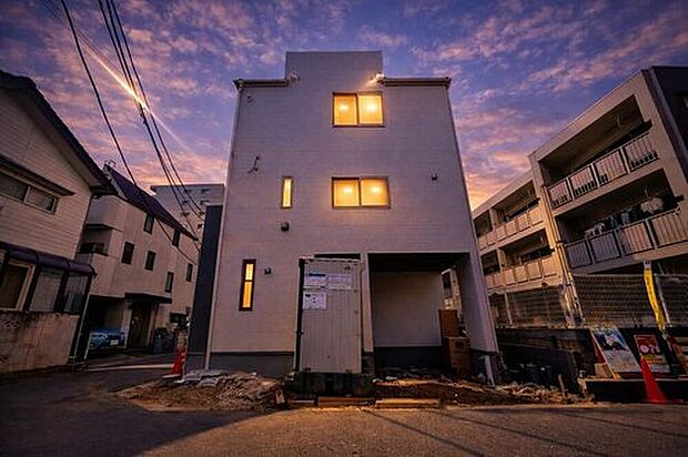 【外観・現況】
快適に過ごす条件は、一人ひとり違います。だからこそ飾り過ぎないシンプルな内装と偏り過ぎないデザインで統一しております。居住していく中でオーナー様だけの【マイホーム】に創り上げて下さい。