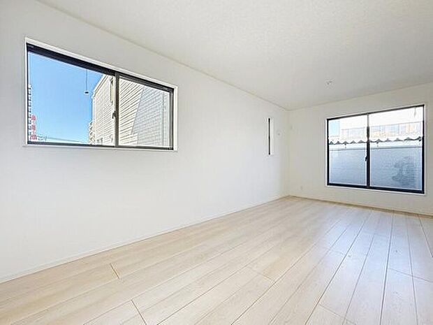 【採光面の多いLDK】
団欒の場であるリビングには採光窓を多く取り入れていますので、暖かな陽光と心地よい風が贅沢に降り注ぎます。