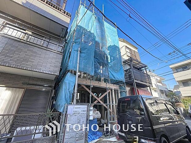 【外観】
今日も、明日も、この街で、きっと誰かがしあわせになる物語が描かれていくはずです。爽快な風も毎日やさしく頬をなでてくれます。