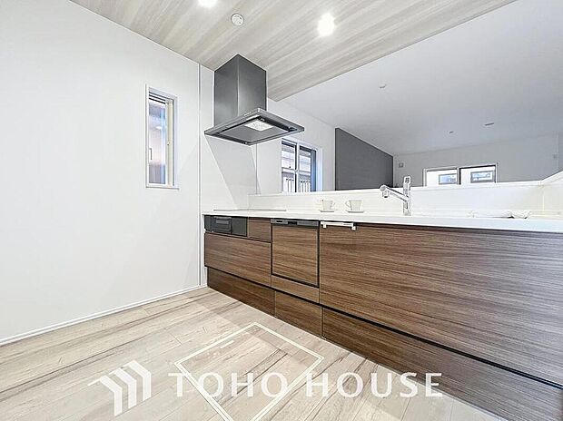 【解放感ある対面キッチン♪】
作業スペースを多くとった対面キッチン。夫婦そろってキッチンに立っても調理がしやすくゆとりある広さ。食器類もすっきりと片付く収納力が期待できます。