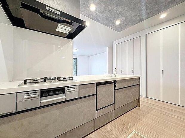 【美しく＆使いやすい】
優しい温もりを醸し出すカウンターキッチンは料理の為の配慮を散りばめられた仕様です。家事をしながらリビングの様子を見守れる安心感もあります。