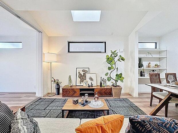 【居心地の良いリビング♪】
溢れる開放感を手中に収めることができるゆとりあるリビングダイニングです。心地よい光と風を運んでくれる、おだやかな空気に纏われた住まいです。