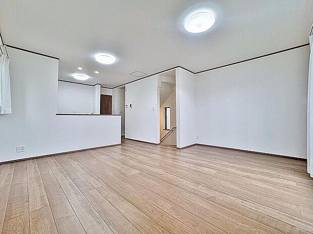 【のんびり過ごせるLDK】
朝は爽やかな日差しを浴びながら、家族みんなでおいしい朝食。昼下がりには読書やお昼寝でもしながらのんびりと過ごすひと時。家族が集まる空間を、一番明るい空間に。