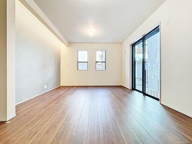 【居心地の良い１６帖リビング♪】
居心地の良いリビングダイニングには自然と家族みんなが集まってきます。明るく穏やかな空気のなかで飲んだり、食べたり、笑ったり。