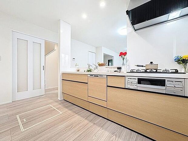 【対面式キッチン仕様】
キッチンスペースは、ゆとりの広さを確保！開放的な対面式キッチンなので、ご家族との会話を楽しうことはもちろん、お子様を見守りながら家事時間を進められます♪