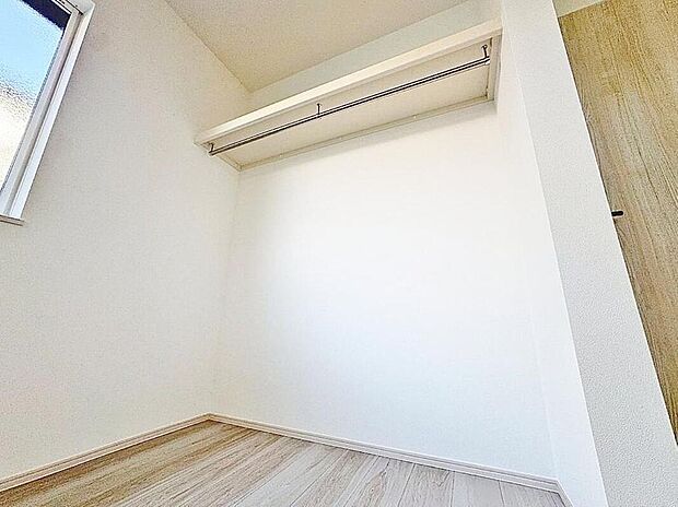 【収納豊富！】
収納の多さも魅力な邸宅。使い勝手の良い収納を豊富に設置しております。居住スペースを充分に確保することができる為、ゆとりある室内でゆったりと過ごしていただけます。