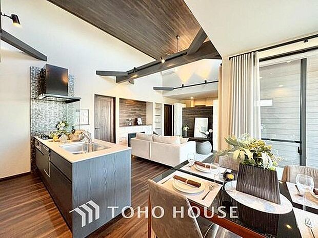 【憩いの場リビング】
くつろぎを愉しむリビングルームは憩いの場となります。リビングとダイニングの空間機能を活かし、巧みに使い分ける発想が、ライフスタイルに新しいゆとりをもたらします。