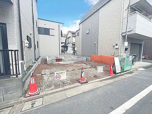 前面道路が6ｍ以上と広々。見通しが良く、小さなお子様がいるご家庭や歩行者にとっても安心の住環境です。