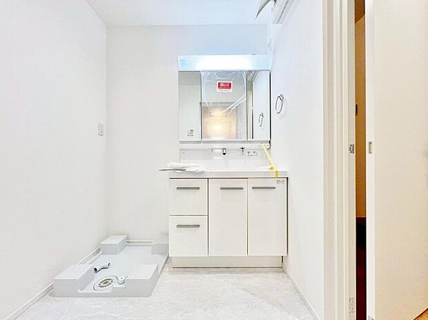 【洗面台・洗面所】明るく清潔感のある色調で纏められた洗面室は、機能性に富んだ三面鏡と使い勝手の良い収納を完備した洗面台を設置しております。