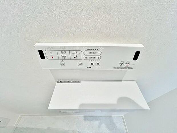 【温水洗浄暖房便座】温水によって洗浄する機能を持った便座ノズルの形で便器と一体化し、さらに電気制御式としたもの。