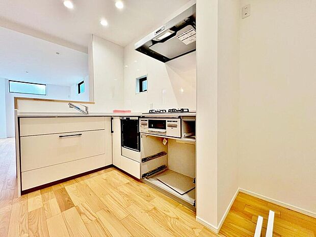 【キッチン】効率よくお料理ができる３口コンロ・食洗機・出し入れしやすいスライド収納を完備したシステムキッチン。確かな機能性を実感頂けます。