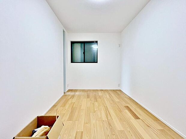 【リビング以外の居室】温もりある自然光を感じていただける居室です。