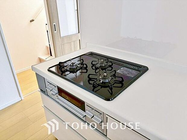 【3口ガスコンロ】毎日料理をする、料理が好き、家族が多くて量を作る必要がある、等の方々にとっては必須の3口コンロ。同時進行で効率アップはもちろん鍋を移動する回数が減り、無駄な動きを軽減することが出来ます。