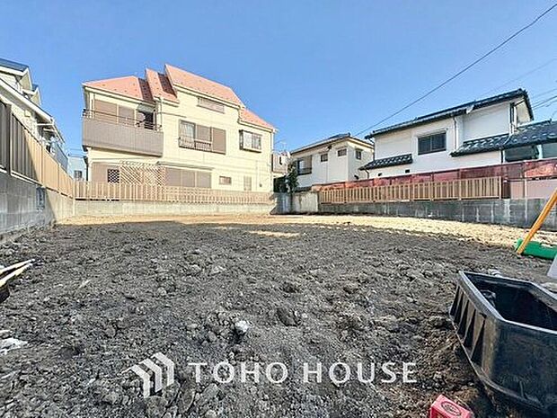 【現地外観写真】賑やかな駅前を抜け歩くこと8分。利便性と静けさが交差する場所。ぜひ現地にてご覧ください！