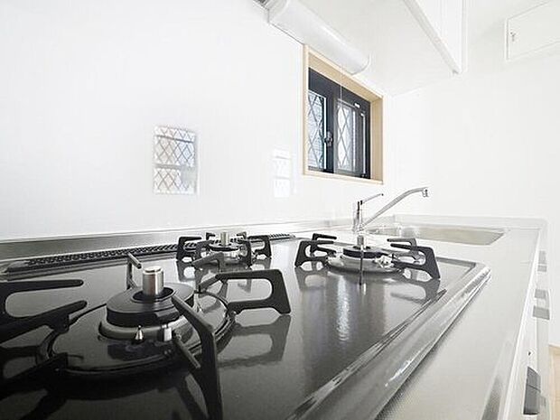 【３口ガスコンロ】見た目に美しく使いやすさにも優れ、吹きこぼれ等のお掃除も簡単。3口コンロで忙しくても同時に調理ができるので便利ですね。