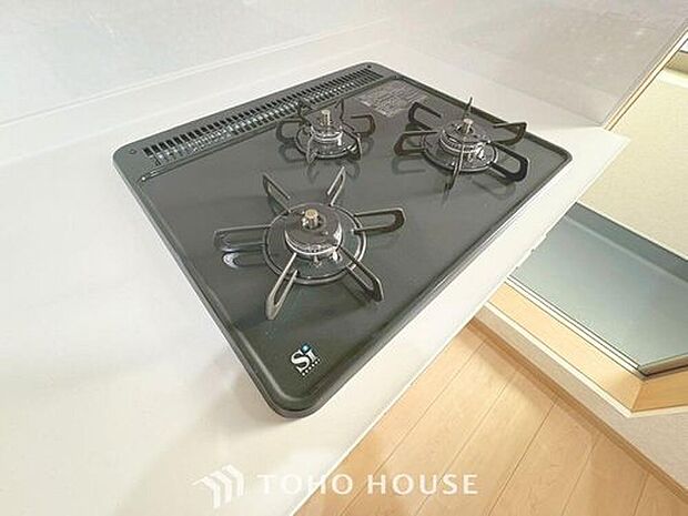 【3口コンロ】見た目に美しく使いやすさにも優れ、吹きこぼれ等のお掃除も簡単。3口コンロで忙しくても同時に調理ができるので便利ですね。