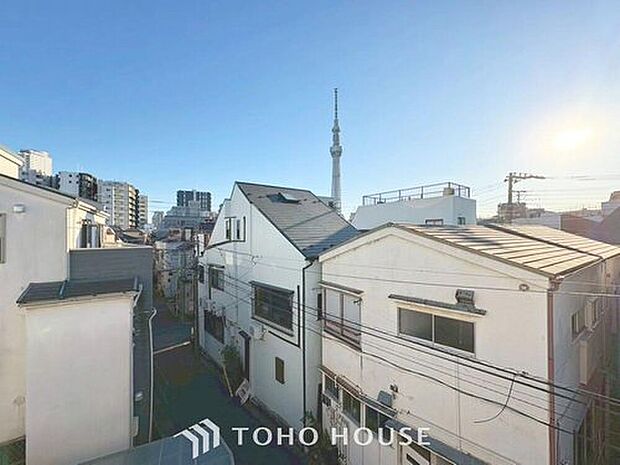 【住戸からの眺望写真】穏やかな街並みを一望しながら、爽やかな風と柔らかく降り注ぐ陽光を感じて頂けます。心地良い開放感が暮らしにゆとりと充足感をもたらします。