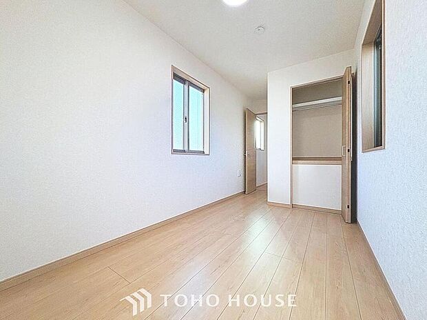 【リビング以外の居室】【心地よい空間】
ほっと一息つけるような、安心して寛げる雰囲気の空間です♪シンプルな内装は、時が経ちニーズが変わっても、フレキシブルに活用頂けます。