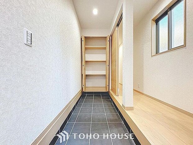 【玄関】「ただいま」・「おかえり」。新居で交わす家族同士の何気ないやり取りがただ何となく嬉しいんです。自分のお家を手に入れた事の喜びが感じられるお客様からの素敵なエピソードです。