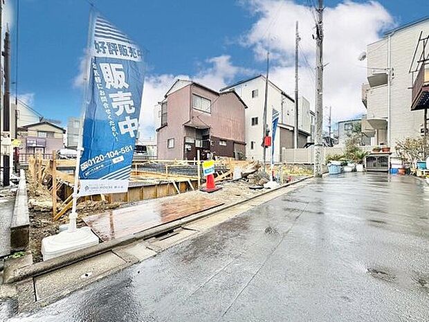 【前面道路含む現地写真】北4ｍの前面道路に面しております。駐車もスムーズにできそうです。