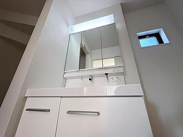 【洗面台・洗面所】洗面台には三面鏡を採用。身だしなみを整えやすい事はもちろんですが、鏡の後ろに収納スペースを設ける事により、散らかりやすい洗面スペースをすっきりさせる事が出来るのも嬉しいです
