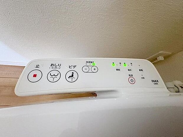 【ウォシュレットトイレ】日本を訪れた外国の方で「使ってみて驚いた」と仰る方の多い、ウォシュレット。おしりを優しく洗ってくれるだけではなく、パワー脱臭機能なども備え、快適な空間を創出する機能もございます。