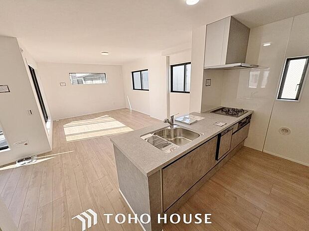 【キッチン】【対面式キッチン仕様】
キッチンスペースは、ゆとりの広さを確保!開放的な対面式キッチンなので、ご家族との会話を楽しうことはもちろん、お子様を見守りながら家事時間を進められます♪