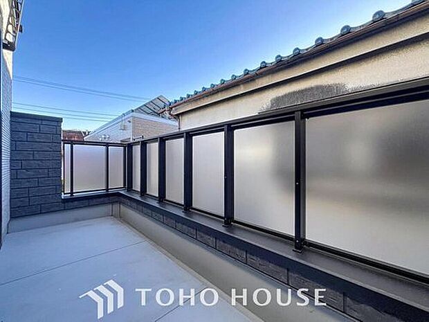 【バルコニー】都市型生活をより快適にコーディネートするかのように、周りの情景とマッチしたバルコニー。住まうご家族の心地よさを最優先したバルコニーでは様々な時間を楽しめます。