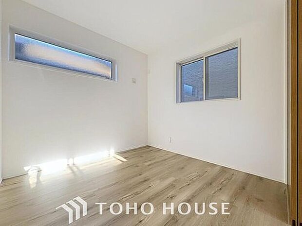 【リビング以外の居室】書斎としても、趣味やくつろぎのスペースとしてお使いいただけます。家族と一緒に楽しい時間を過ごす中にも、一人でくつろげる時間と場所は特別なものになります。