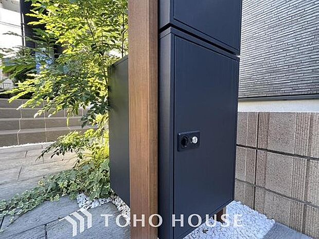 【宅配ボックス】宅配ＢＯＸ標準装備。夫婦共働きで家にいる時間が短い、ネット注文が多く受け取りの時間を気にしたくない・・・何かと便利にお使いいただけます！