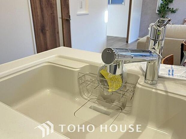 【浄水器一体型水栓】クリアな水が毎日使え、見た目にもスマートな浄水器一体型。お米を炊いたりする際には浄水機能をつかうこともできて、人気の商品です。