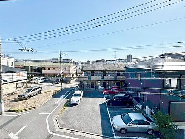 【住戸からの眺望写真】穏やかな街並みを一望しながら、爽やかな風と柔らかく降り注ぐ陽光を感じて頂けます。心地良い開放感が暮らしにゆとりと充足感をもたらします。