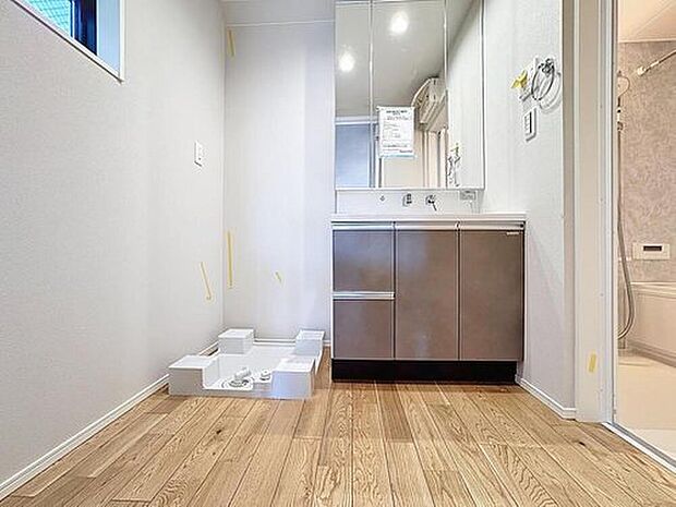 【洗面台・洗面所】洗面台には三面鏡を採用。身だしなみを整えやすい事はもちろんですが、鏡の後ろに収納スペースを設ける事により、散らかりやすい洗面スペースをすっきりさせる事が出来るのも嬉しいですね。