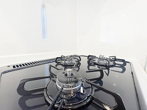 【3口コンロ】見た目に美しく使いやすさにも優れ、吹きこぼれ等のお掃除も簡単。3口コンロで忙しくても同時に調理ができるので便利ですね。