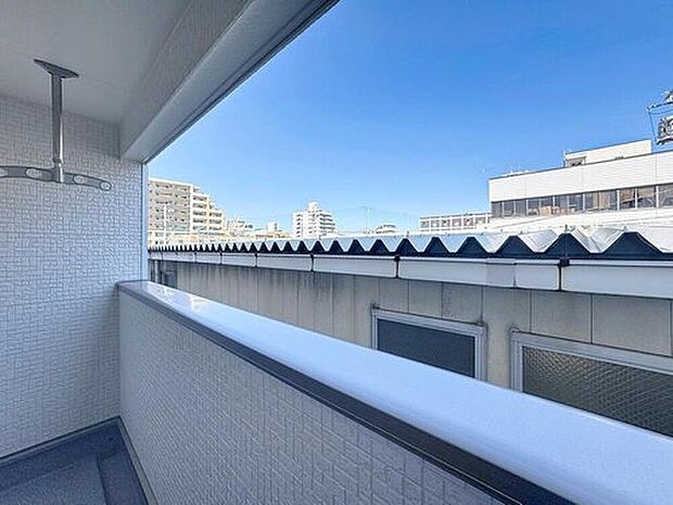 【住戸からの眺望写真】穏やかな街並みを一望しながら、爽やかな風と柔らかく降り注ぐ陽光を感じて頂けます。心地良い開放感が暮らしにゆとりと充足感をもたらします。