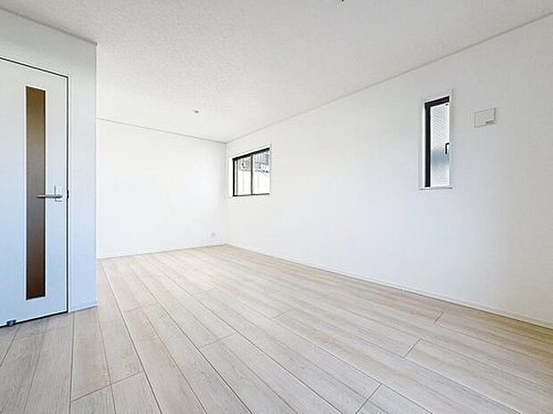 【リビング】家族の会話や笑顔が行き交うリビングで、大きなソファやダイニングテーブルでゆったり食事をしたりくつろぎたい♪そんな夢が叶えられる空間です！