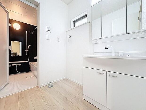 【 洗面台・洗面所】明るく清潔感のある色調で纏められた洗面室は、機能性に富んだ三面鏡と使い勝手の良い収納を完備した洗面台を設置。洗濯機置場も完備し、大変充実しております。