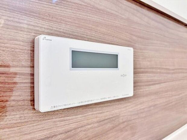 【オートバス】お風呂場と台所に操作リモコンがあり、キッチン近くにある給湯リモコンは、お料理の最中でもリビングで寛いでいるなかでもボタン一つで簡単に沸かせて便利ですね。