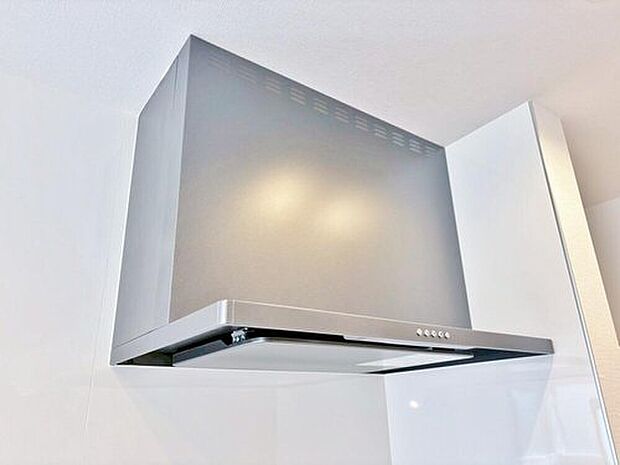 【レンジフード】昨今主流のスリムタイプのレンジフード。そのスタイリッシュな見た目から、インテリアとしても高い人気がある型です。また、スリム型の大きなメリットとして、掃除のしやすさがあります。
