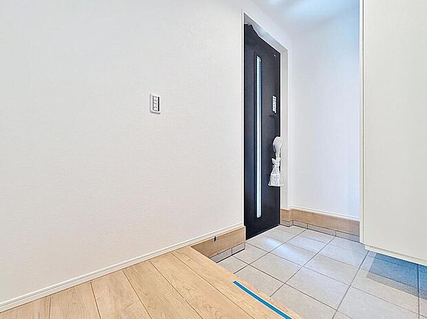 【玄関】家の中でお客様を迎える最初の場所である玄関！豊富な玄関収納で、常に綺麗に保つことが出来ます♪